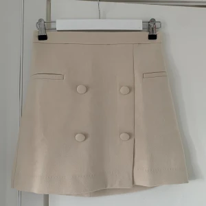 Beige kjol!  - Oanvänd kjol från HM. Mycket gott skick!