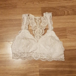 Spets bh vit strl s a,b kuppa 30x2cm - Spets bh vit strl s a,b kuppa 30x2cm super stretchig max 48x2cm  Cubus  Polyester 88% elastian 12 Foder polyester 95% elastian 5% 40grader maskin tvätt Finns platts att lägga in en kudde i kuporna (kuddar finns ej med)