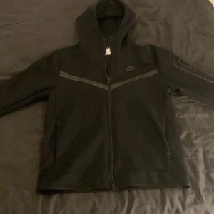 Nike tech fleece  - Hej, säljer nu min tech flecce pågrund av att den bara hänger i garderoben. Använd 2 gånger och skicket är 10/10. Nypris:1300kr. Pris går att diskuteras