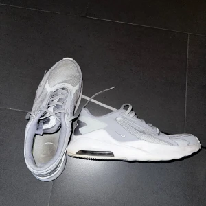 Vita Nike Airmax, tar emot bud - Använda skor i storlek 43, skick 7/10