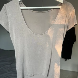 Öppen rygg - Tshirt med öppen rygg, jättefin men kommer inte till användning då jag har en annan liknande 💞