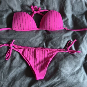 Calzedonia bikini  - Jättefin rosa glitterbikini som tyvärr blivit för liten. Använd fåtal gånger förra sommaren, i ny skick och nytvättad 🩷
