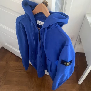 Stone Island Zip Hoodie - Nypris: 4000 kr  Mycket bra skick! Storlek: L