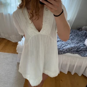 Zara klänning  - Säljer denna vita klänningen från zara. Den är i storlek L men skulle säga att den är mer en M. Den passar perfekt till skolavslutning. Skriv om ni har funderingar😊