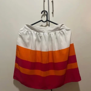 Tommy Hilfiger kjol, strl. 8  - Använd några gånger, mycket fin skick. Strl. 8 (36), längd från midjan - 53 cm. 