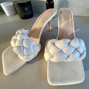 Klackskor - Väldigt fina klackskor från Raid Wide Fit som bara används en gång. Förekommer enstaka defekter men syns endast om man tittar nära 🤍Skriv privat så skickar jag bilder på defekterna. Köpta på Zalando