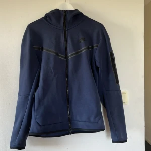 Nike tech fleece  - Tja, säljer nu min Nike fleece för att den inte används längre. Passar perfekt att ha nu på sommaren, den har en jätteliten skada på armen men den syns inte, därav priset.