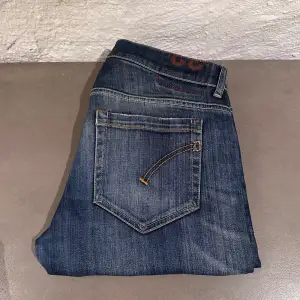 Hej! Säljer ett par dondup jeans i den populära modellen George, storlek 33. Bra skick bortsett från litet hål på ena knät, går lätt att laga, eller låta vara som det är.  Fraktar eller möts upp i Örgryte🤝