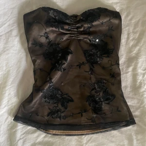 topp - Supersöt halterneck funkar också utan banden som en tubtopp <3 bra kvalite, har en dragkedja på sidan och den är ungefär 35cm tvärs över! skriv för fler bilder ❤️