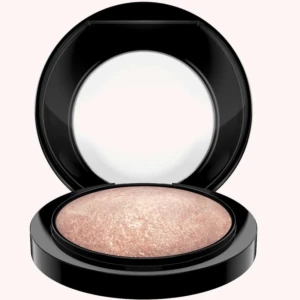 Mac Highligter  - Vacker Mac highligter i nyansen: soft and gentil Perfect till sommaren! Säljer då jag råkat köpa den i fel färg, nästan helt omvänd💖 Ny pris från kiks 470! 