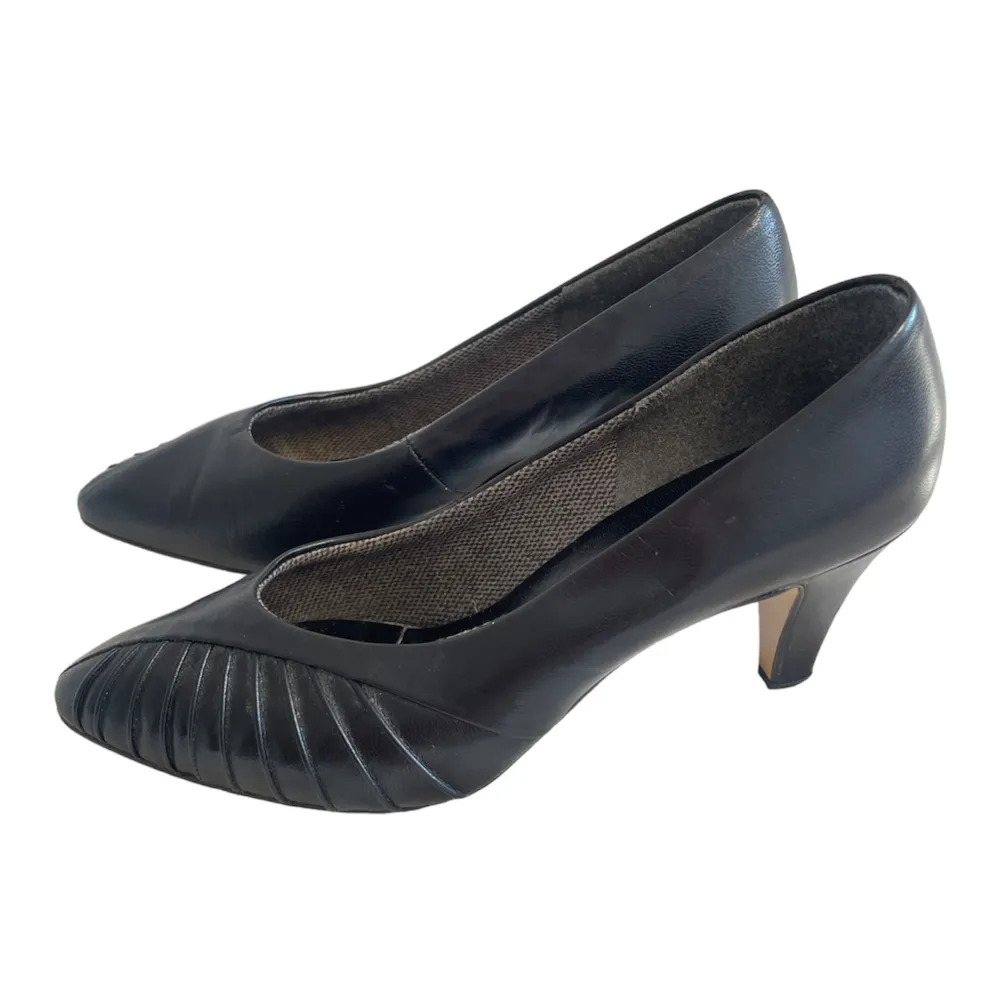 Svarta läder klackskor som är något spetsiga 🩶* ganska bra skick men finns några små tecken på användning.  Klackhöjd: 6.5 cm. . Skor.