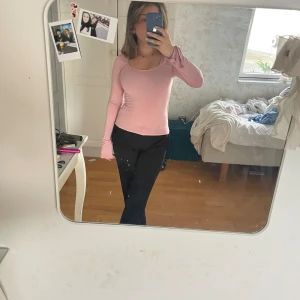 Rosa tröja från gina - Super fin ljusrosa tröja från Gina. I storlek s . Använd ett fåtal gånger. Köptes för 250 säljer den för 150kr.