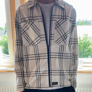Zara overshirt - Tja, säljer en skön vår/somrig overshirt från Zara i strl M. Inga fel på den så som helt ny i condition.
