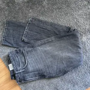 Tjaw säljer dessa snygga gråa jack&jones jeans eftersom växt ut och bytt stil😀 Skicket är mycket bra och är som nyskick eftersom nästan aldrig användes👍 strl W27 L32👖pris:289kr🔥