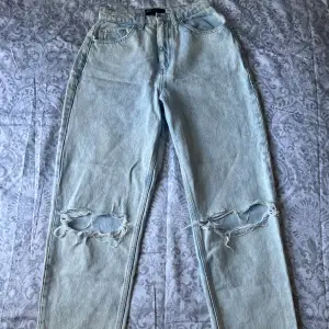 Slitna straight jeans från Asos design i storlek W26 L32 nyskick som använts fåtal gånger utan defekter. Midja-66cm Inseam-81cm