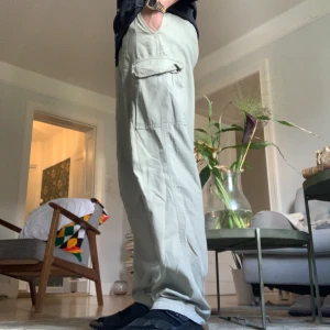 Snygga cargobyxor! - Hej!  Säljer nu mina cargobyxor efter att inte ha använt dem så mycket. Passar mig som brukar ha M med bälte!  Skicka ett prisförslag så kan vi ta det därifrån! 😊