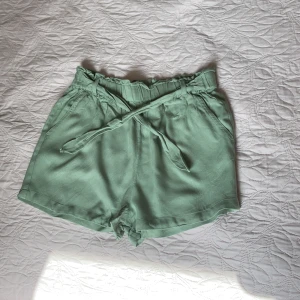 Tunna shorts  - Gröna snygga sommarshorts, väldigt bra skick och sköna/mjuka 