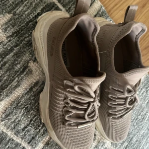 Steve Madden sko syl 40 - Fin sko Steve Madden.  Vart för små för mig så använder dem inte som jag tänkt. Mycket fint skick. Nypris 1149kr nu 350kr Stl 40