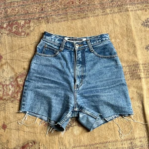 Jeanshorts  - Jättesnygga jeanshorts som tyvärr är för små för mig. Perfekta till sommaren🌟