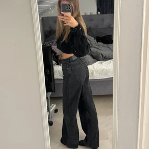 Jeans  - Säljer mina jeans som jag inte använder. Från monki. Köptes för 599:-  Mitt pris 299:- Storlek 25 men skulle säga att det är XS. Vid frågor kontakta mig 🩷