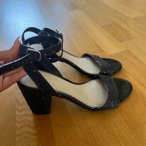 Klackar i nyskick!  - Superfina klackar i nyskick, använda enstaka gång! 350 kr! 