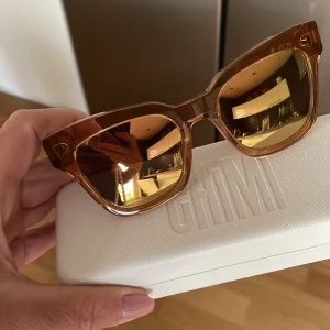 Chimi  - Så snygga Chimi solglasögon nr färg peach, endast använda en gång då jag inte trivs i färgen 