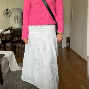 Vit Sommarkjol i spets - Sparsamt använd då jag tycker den får en mellanlängd på mig (178cm). Normal i storleken. Går att ha både högre upp och längre ner. Superfin nu till sommaren🥰