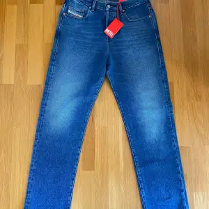 Helt nya ljusblåa Diesel jeans i straight fit! Midjemått är 40,5 cm alltså ca 81 cm i omkrets