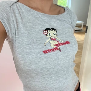 betty boop topp - Är S, står XS på den. min favorit betty boop topp!! sitter super fint på 💞💞 finns ett litet hål på ryggen (se bild 3)