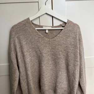 Stickad tröja - Säljer denna super fina stickade tröja som är urringad. den är liten i storleken, jag som i vanligafall har Xs/xxs kan ha denna❣️