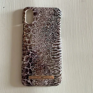 Mobil skal IPhone XS  - Mönstrat mobilskal från ideal of sweden. Används inte då jag har en ny mobil. Inga repor💕