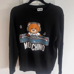 Moschino tröja - Säljer denna as coola moschino tröjan i storlek S!! Jättesnygg till varje tillfälle! Bra skick och nypris ca 1000kr. Frakt ingår inte i priset! Kan även mötas upp i Stockholm💓