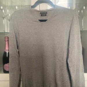 Massimo Dutti tröja - Säljer denna gång en sjukt fet Massimo Dutti tröja/pullover som inte har några defekter! Storlek M med skulle säga att den sitter mer som S. Bara att höra av sig vid frågor!