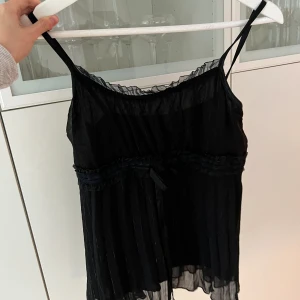 Linme - Litet i storlek då det passar mig som bär S. Hör av er vid fler frågor!