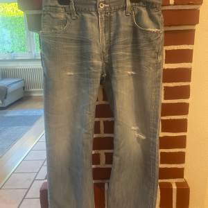 Jeans från Levi’s i stl 36/32. Modellen heter 514, slim straight.  Slitna nertill