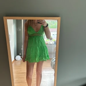 Grön kläning - Fin grön kläning som är köpt i Spanien. Lite kort på mig då jag är ganska lång men jätte fin och somrig🤗🤗