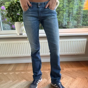 Diesel jeans - Lågmidjade dieseljeans, älskar verkligen dessa. Lite vidare rak modell, de är i stl 26 längd 32. 💙💙