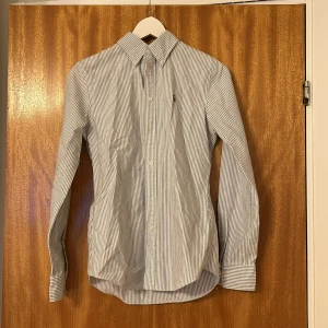 Ralph lauren skjorta - Skjorta med ränder. Använd 2 gånger. 