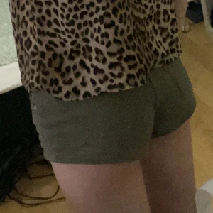 💚olivfärgade jeansshorts 💚 - ⭐️Korta men väldigt sköna olivgröna jeansshorts från H&M⭐️Helt nya!!! (endast använd en gång)