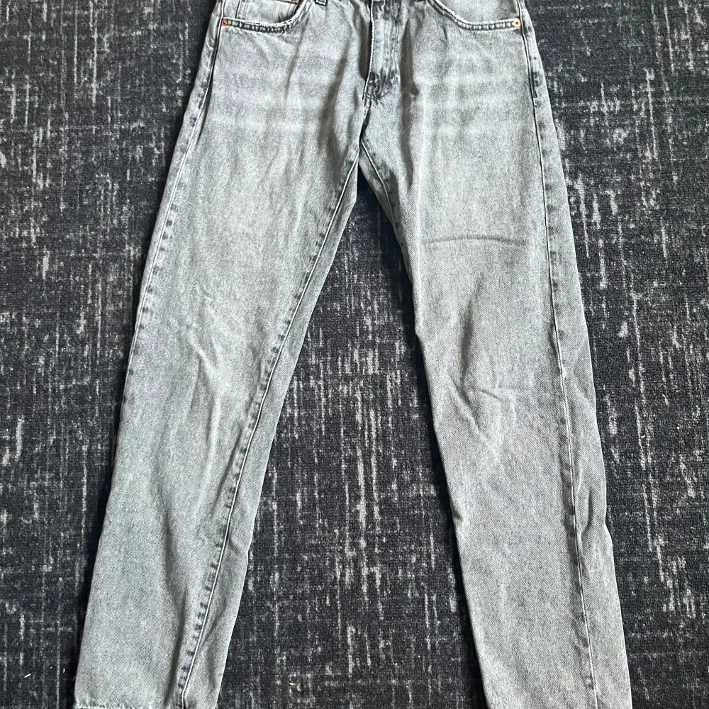 Säljer ett par gråa Woodbird jeans som är straight fit, riktigt snygga och är i bra skick. Jeans & Byxor.
