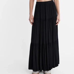 Långkjol - Superfin svart långkjol från stradivarius köpt förra sommaren i Malaga💘💘 aldrig använd med lapparna kvar (säljer även likadan i vit)