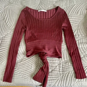 Zara stickad topp med knyt - En fin höst topp i stickad material med knyt där bak. 