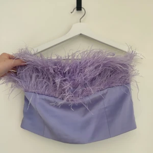 Lila topp Zara - Tubtopp med fjädrar från Zara i storlek L. Helt oanvänd!