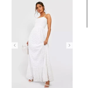 Sommar klänning - Säljer denna jätte söta sommarklänning i grym kvalite som tyvärr inte kommit till användning. Nypris 784kr säljer för 350kr❤️ Hör av er vid frågor!