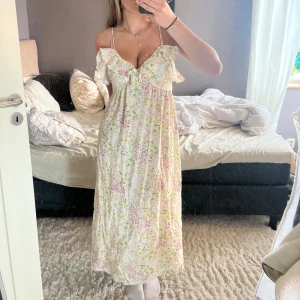 Sommarklänning  - Jätte fin sommarklänning, perfekt för midsommar! jätte bra skick💞