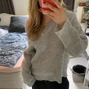 Grå stickad tröja - Snygg grå stickad tröja från Gina! Har älskat den men nu används den inte lika mycket så vill sälja vidare❤️ Fortfarande superskön!