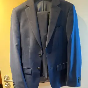 Jag säljer en kostym jacka + kostymbyxor från dressman, har används några få gånger Färgen är lite blåare en på bilderna  Storlek: Jackan: 44 Byxor: 30/30 