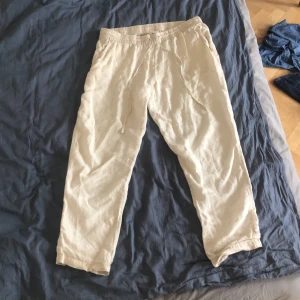 Linnebyxor - Säljer dessa sköna linnebyxor från H&M, storlek L men passar även M. Köptes för 400kr och har endast använts ett fåtal gånger sedan dess, men säljs nu för 150kr. Skicket är som nytt! Perfekt sinflr sommaren. Hör av dig för eventuella frågor :)