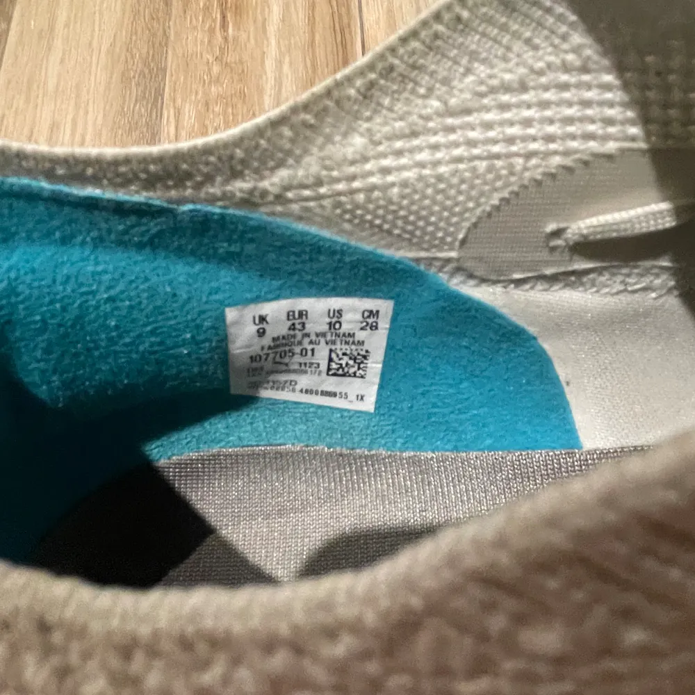 Använda 3 gånger, säljes pga för stora. Mycket bra skick inga märken. Original pris 2000kr. Kengät.