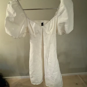 Somrig klänning - Bra skick! Perfekt nu i sommar. Sitter bra på.
